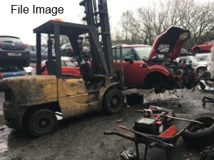 forklit in scrapyard