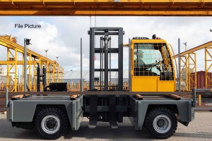 Sideloader forklift truck