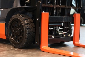 Forklift fork carriage